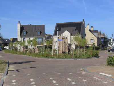 902462 Gezicht op een kinderspeelplaats op de splitsing van de Koetshuislaan in de nieuwbouwwijk Haarzicht ten ...